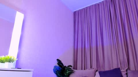 Snapshot of elis_miracle chatting on 12/17/24, 11:17 Elizabeth online show from 12/17/24, 11:17