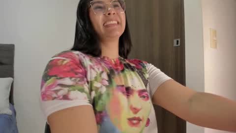 Snapshot of elisa_connors18 chatting on 10/24/25, 03:14 online show from 10/24/25, 03:14