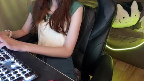 Snapshot of elisa_north chatting on 03/12/25, 01:58 Elisa North online show from 03/12/25, 01:58