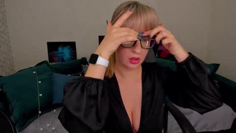 Elisabeth online show from 02/06/25, 02:37