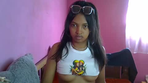 Snapshot of elisah01 chatting on 05/19/26, 05:58 elisah01 online show from 05/19/26, 05:58