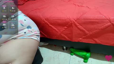 Snapshot of elisuarez_ chatting on 10/06/25, 04:10 Eliss online show from 10/06/25, 04:10
