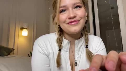 Snapshot of elixiirr chatting on 12/19/25, 07:21 Stephanie online show from 12/19/25, 07:21