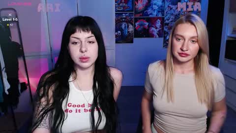 Snapshot of eliza_benet_ chatting on 10/10/25, 01:43 Ari online show from 10/10/25, 01:43