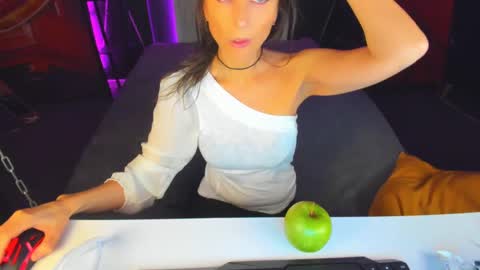 Snapshot of elizabe_th chatting on 12/11/24, 10:38 Elizabethangel online show from 12/11/24, 10:38