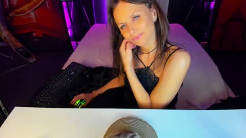 Snapshot of elizabe_th chatting on 12/12/24, 01:43 Elizabethangel online show from 12/12/24, 01:43