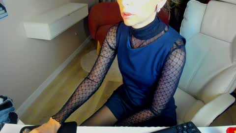 Snapshot of elizabe_th chatting on 02/07/25, 09:48 Elizabethangel online show from 02/07/25, 09:48