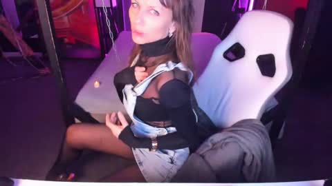 Snapshot of elizabe_th chatting on 02/18/25, 10:38 Elizabethangel online show from 02/18/25, 10:38