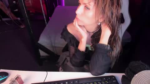 Snapshot of elizabe_th chatting on 03/10/25, 12:37 Elizabethangel online show from 03/10/25, 12:37