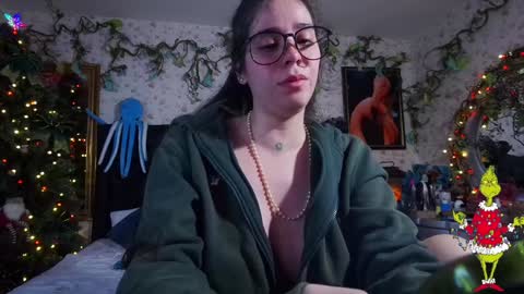 Snapshot of elizabeth77_ chatting on 12/23/24, 10:10 Elizabeth online show from 12/23/24, 10:10
