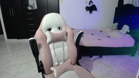 Snapshot of elizabeth_rose02 chatting on 10/17/25, 01:42  Elizabeth  online show from 10/17/25, 01:42