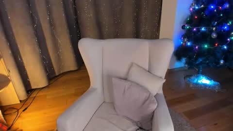 Elizabeth online show from 12/01/25, 01:10