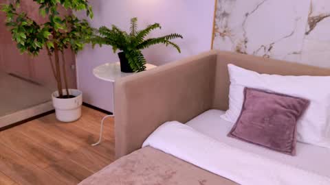 Snapshot of elizabethcash chatting on 02/22/25, 03:47 Elizabeth online show from 02/22/25, 03:47