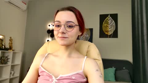 Snapshot of elizabethmilller_ chatting on 11/21/25, 10:19 Elizabet online show from 11/21/25, 10:19