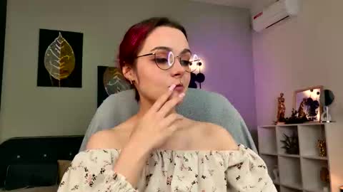 Snapshot of elizabethmilller_ chatting on 11/27/25, 10:12 Elizabet online show from 11/27/25, 10:12