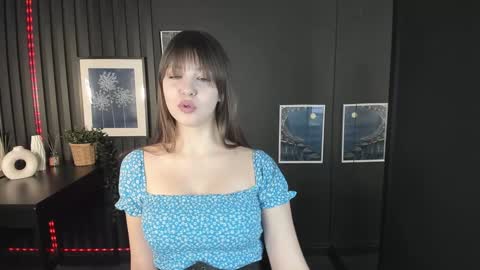 Snapshot of elizamild chatting on 01/23/25, 01:02 Eliza online show from 01/23/25, 01:02