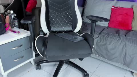 Snapshot of elizbeth_777 chatting on 02/04/25, 02:21 elizbeth_777 online show from 02/04/25, 02:21