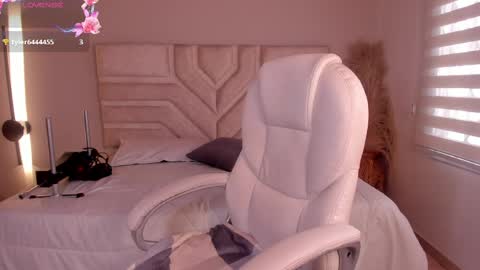 Ella Olmos  online show from 05/20/26, 02:01