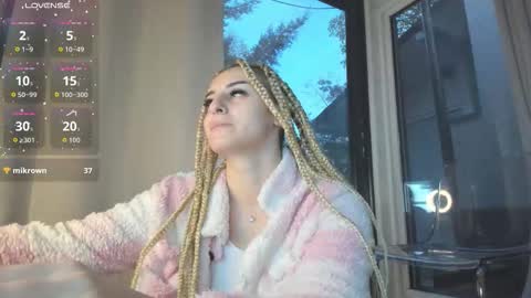 ella_vee online show from 10/29/25, 04:37