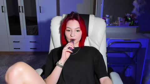 Snapshot of ellales chatting on 11/25/25, 10:48 ellales online show from 11/25/25, 10:48