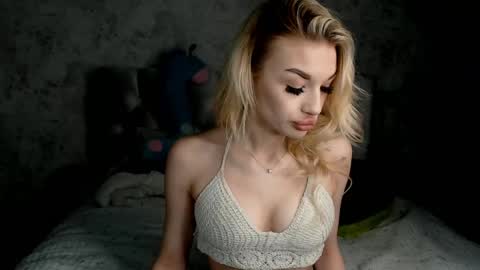ellamilla online show from 04/21/26, 01:39