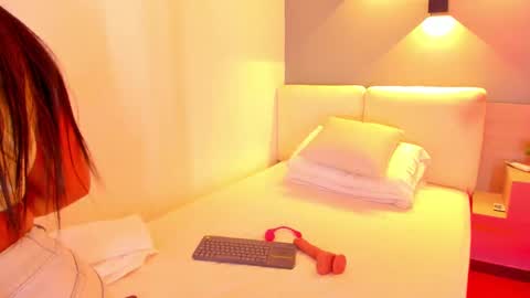 Ella online show from 09/11/25, 10:37