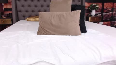 Snapshot of elle_luv chatting on 12/05/25, 04:54 Elle online show from 12/05/25, 04:54