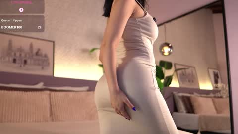 Snapshot of ellediane chatting on 10/13/25, 12:10 Elle Diane online show from 10/13/25, 12:10