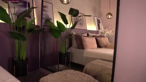 Snapshot of ellediane chatting on 12/01/25, 10:15 Elle Diane online show from 12/01/25, 10:15