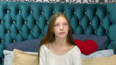 Snapshot of ellenbush chatting on 09/14/25, 06:01 EllenBush online show from 09/14/25, 06:01