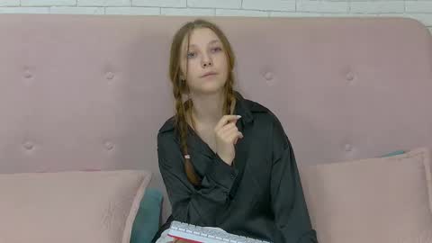 Snapshot of ellenbush chatting on 09/29/25, 06:13 EllenBush online show from 09/29/25, 06:13