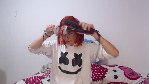 Snapshot of ellie_andy19 chatting on 01/04/25, 04:44 kev  dani online show from 01/04/25, 04:44