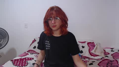 Snapshot of ellie_andy19 chatting on 01/10/25, 04:44 kev  dani online show from 01/10/25, 04:44