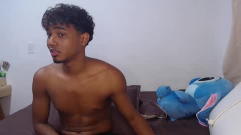 Snapshot of ellie_andy19 chatting on 02/20/25, 04:39 kev  dani online show from 02/20/25, 04:39