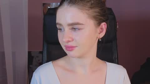 Snapshot of elliephant_ chatting on 12/23/24, 05:22 just Emily online show from 12/23/24, 05:22