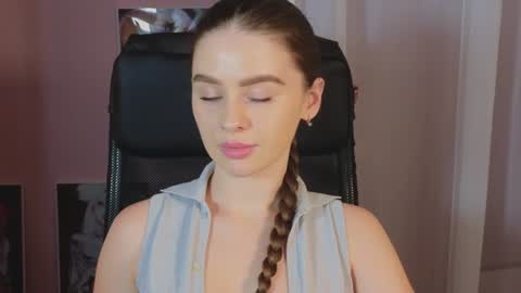 Snapshot of elliephant_ chatting on 12/24/24, 12:33 just Emily online show from 12/24/24, 12:33