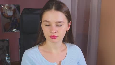 Snapshot of elliephant_ chatting on 01/03/25, 12:30 just Emily online show from 01/03/25, 12:30