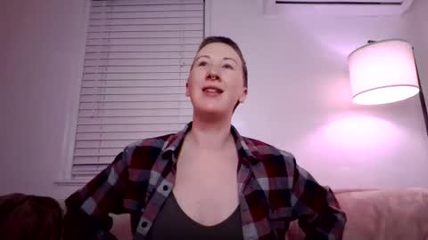 Snapshot of ellierowyn chatting on 11/26/25, 01:39 Ellie Rowyn online show from 11/26/25, 01:39