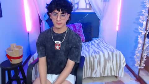 elliot_03 online show from 05/26/26, 01:07