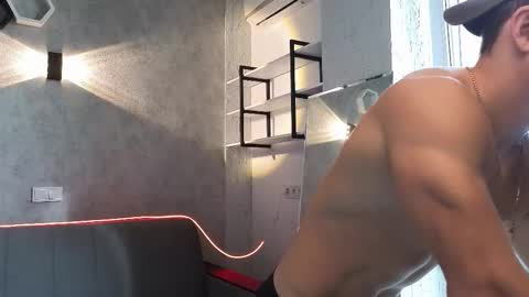 elliot_muscle04 online show from 10/20/25, 12:05