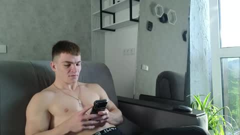 Snapshot of elliot_muscle04 chatting on 05/05/26, 03:31 elliot_muscle04 online show from 05/05/26, 03:31