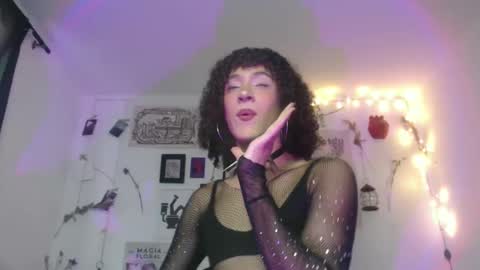 Snapshot of ellis_flowers chatting on 10/02/25, 07:43  . online show from 10/02/25, 07:43