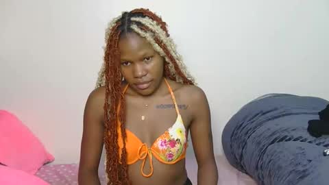 Snapshot of elllanna chatting on 11/16/25, 08:36 elllanna online show from 11/16/25, 08:36