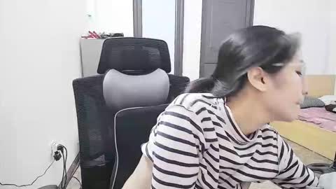 Snapshot of ellsa9x chatting on 11/17/25, 02:39 ellsa9x online show from 11/17/25, 02:39