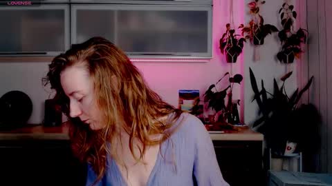 Snapshot of elly_helly chatting on 12/16/25, 08:25 elly_helly online show from 12/16/25, 08:25