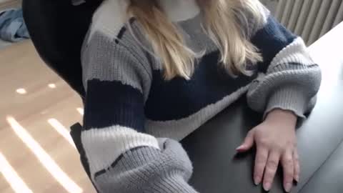 Elly online show from 09/28/25, 01:05