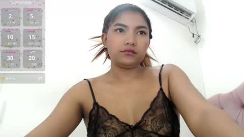 Snapshot of elly_willis chatting on 12/14/24, 07:18 Elly online show from 12/14/24, 07:18