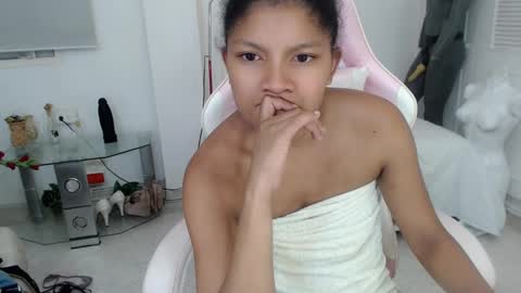 Snapshot of elly_willis chatting on 01/05/25, 03:32 Elly online show from 01/05/25, 03:32