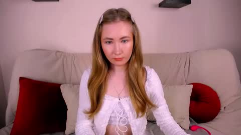 Snapshot of ellycolins chatting on 11/11/25, 02:55 Elly online show from 11/11/25, 02:55