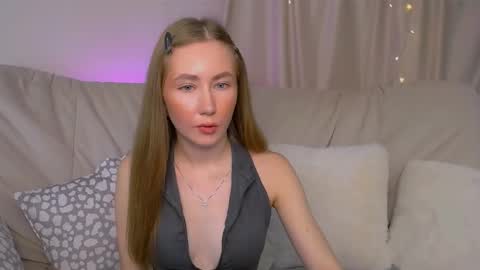 Snapshot of ellycolins chatting on 11/19/25, 03:06 Elly online show from 11/19/25, 03:06